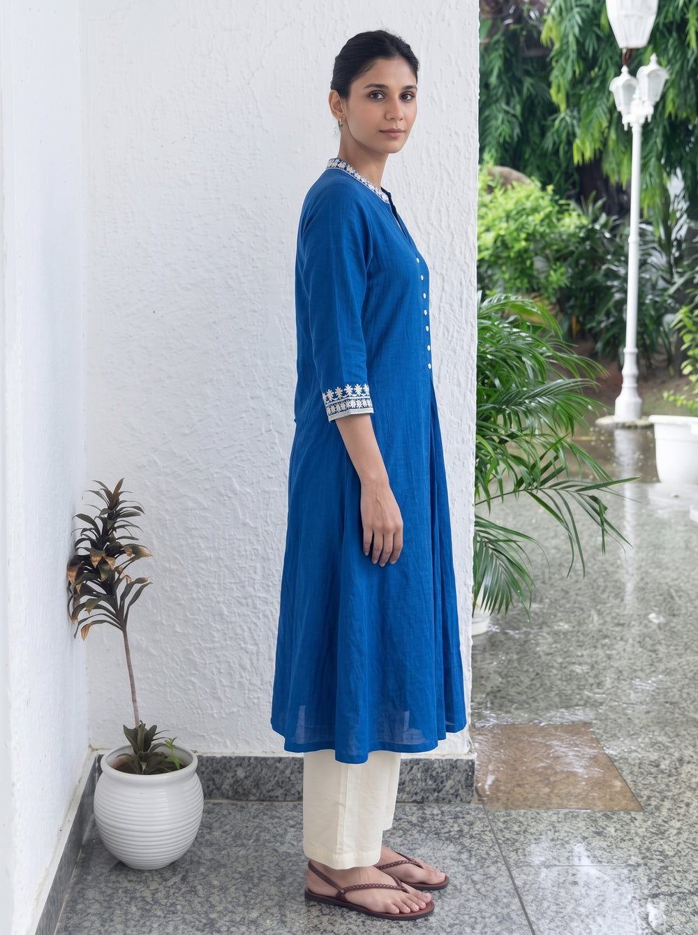 Saanvi Blue Kurta Set side view – The Suitable