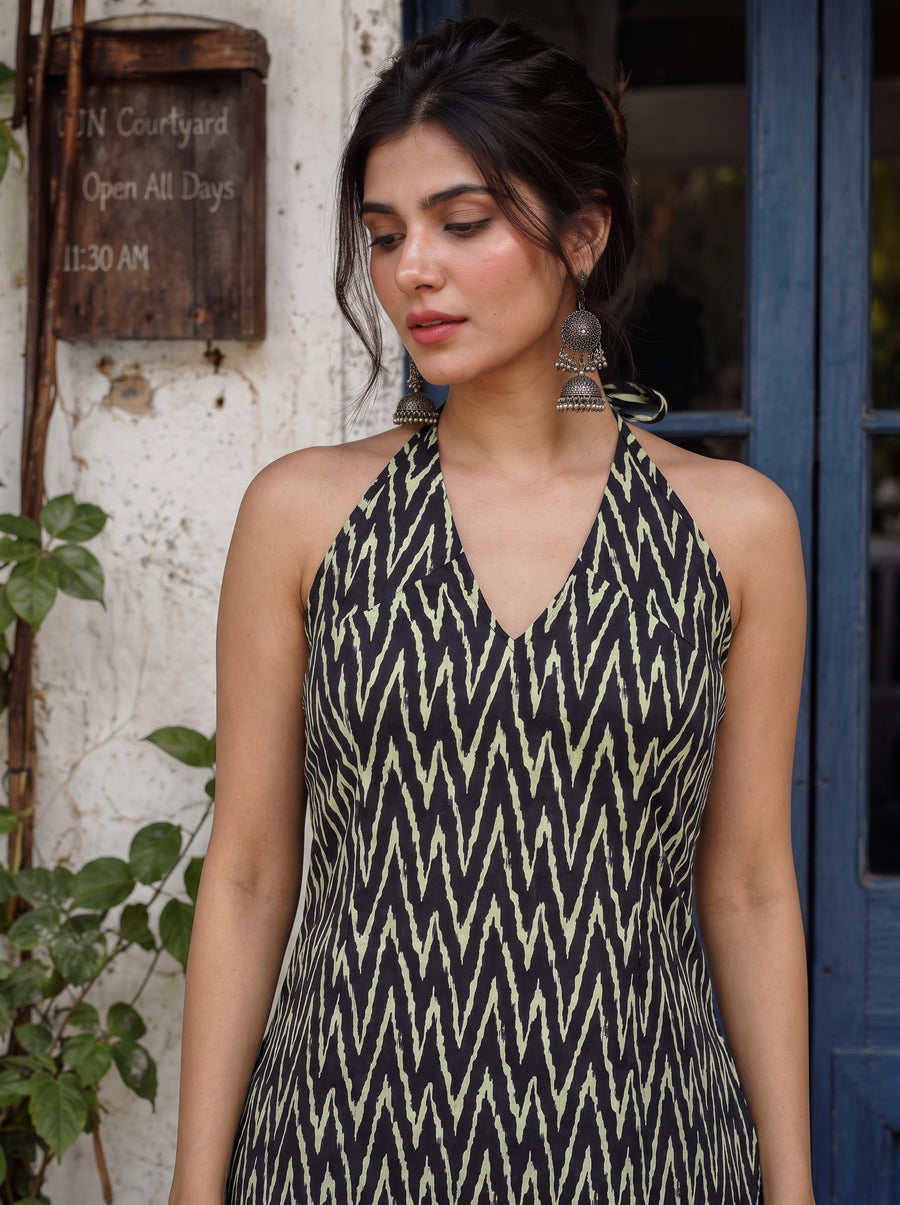 Bebaak Black neckline detail – The Suitable