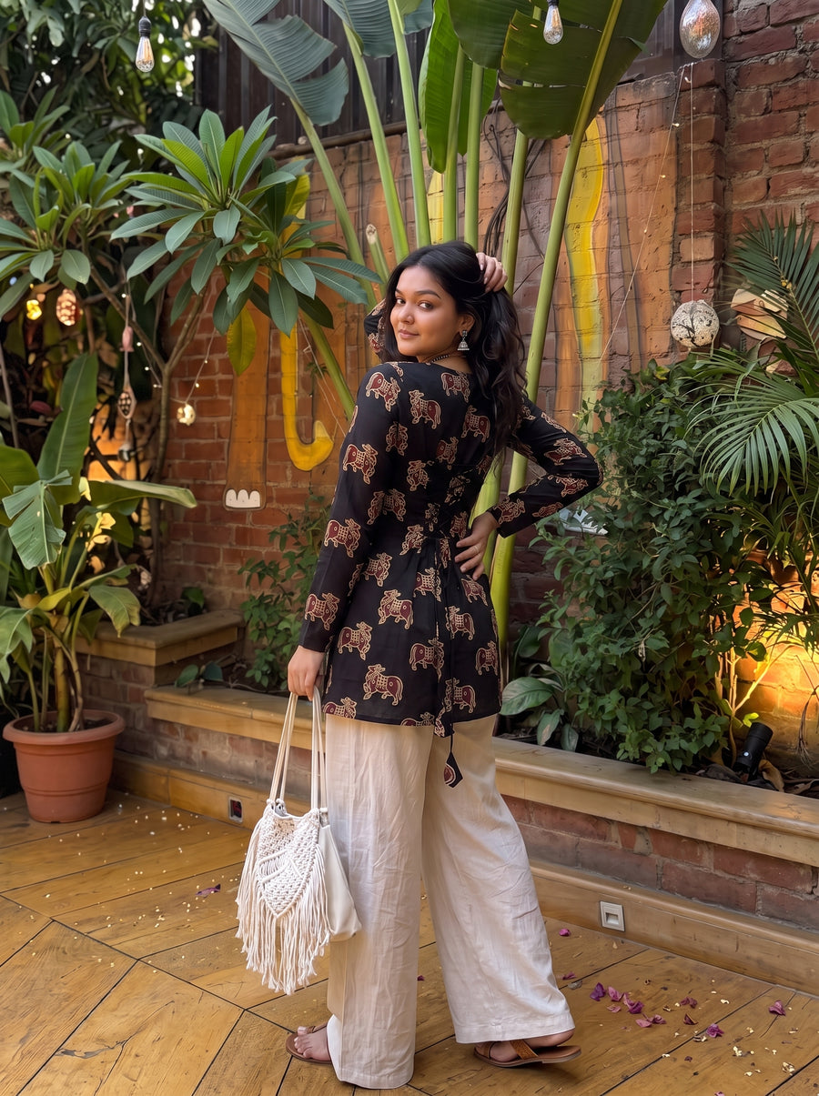 Dil Black back view – The Suitable