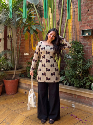 Dil Beige Black neckline detail – The Suitable