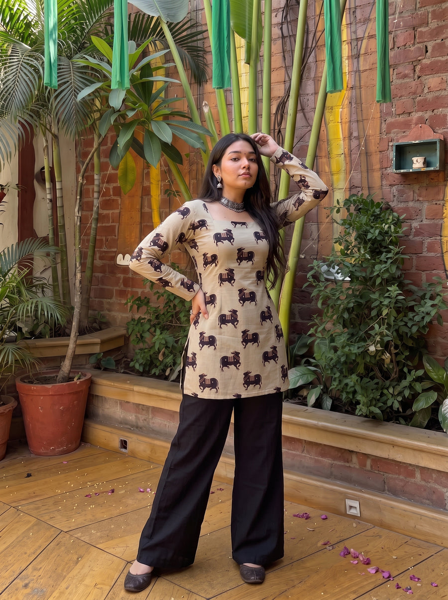 Dil Beige Black styled view 6 – The Suitable