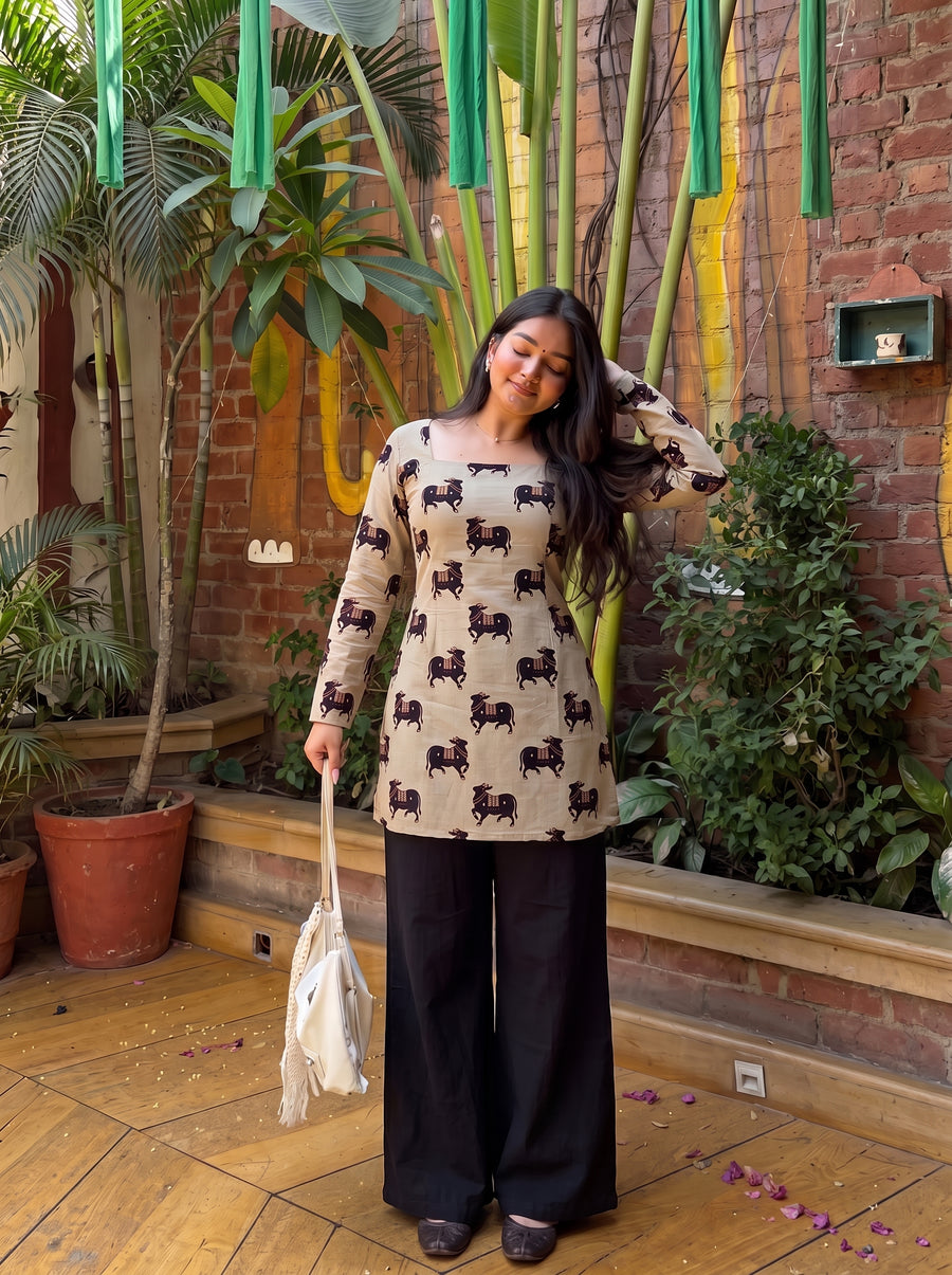 Dil Beige Black styled view 7 – The Suitable