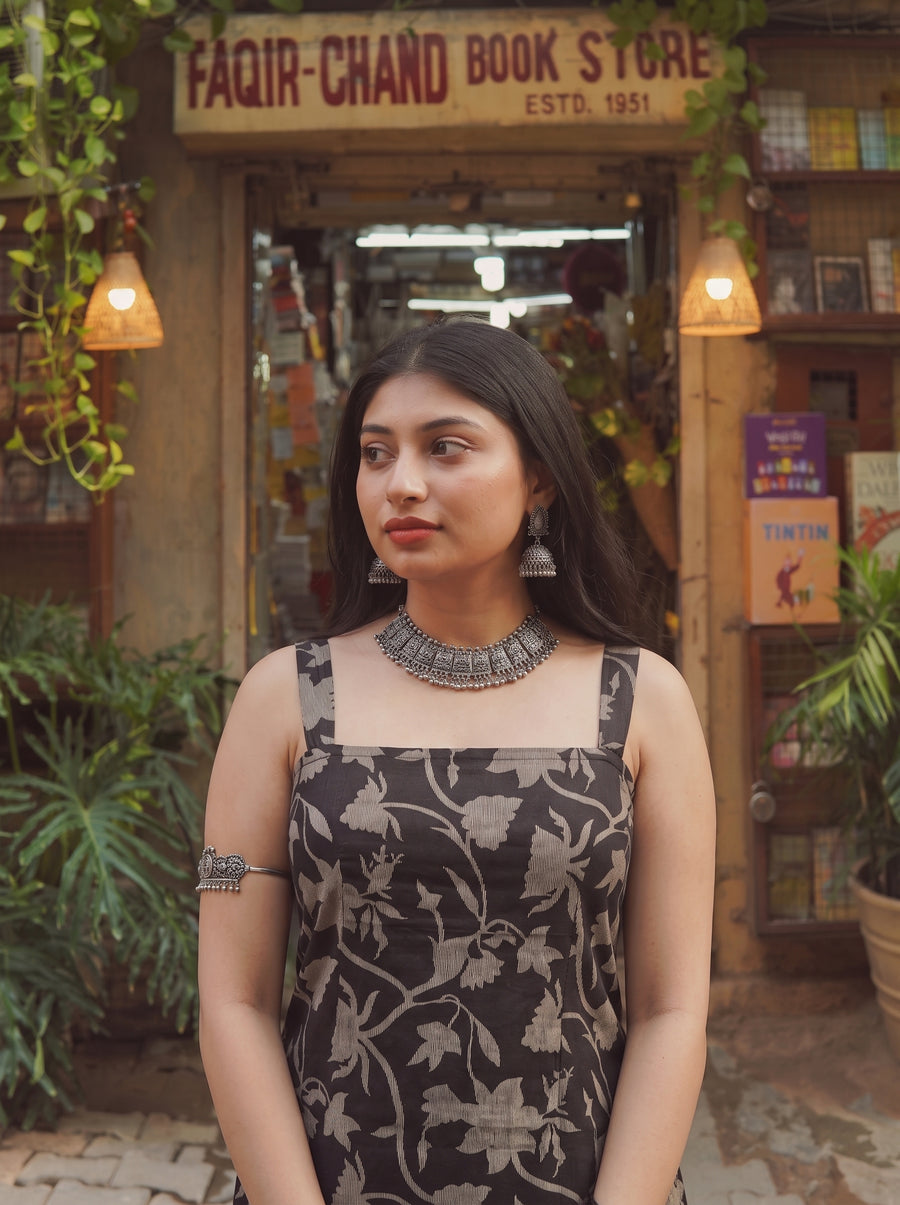 Gulnaar Black neckline detail – The Suitable