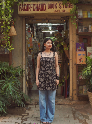 Gulnaar Black front view – The Suitable