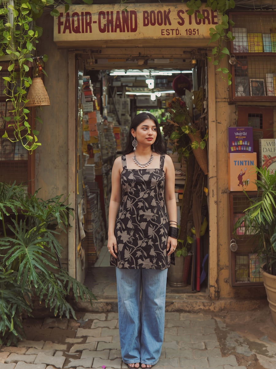 Gulnaar Black front view – The Suitable