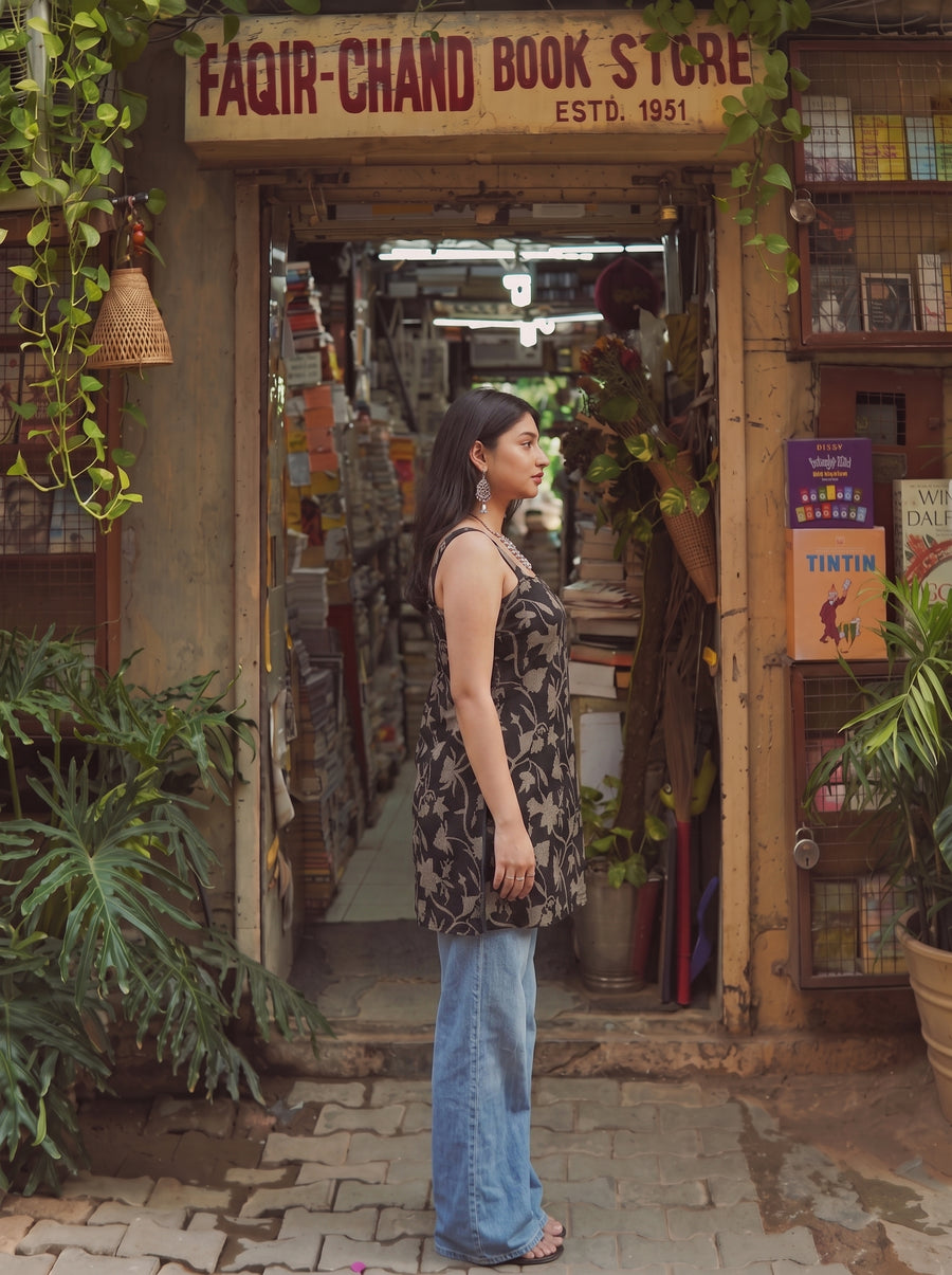 Gulnaar Black side view – The Suitable