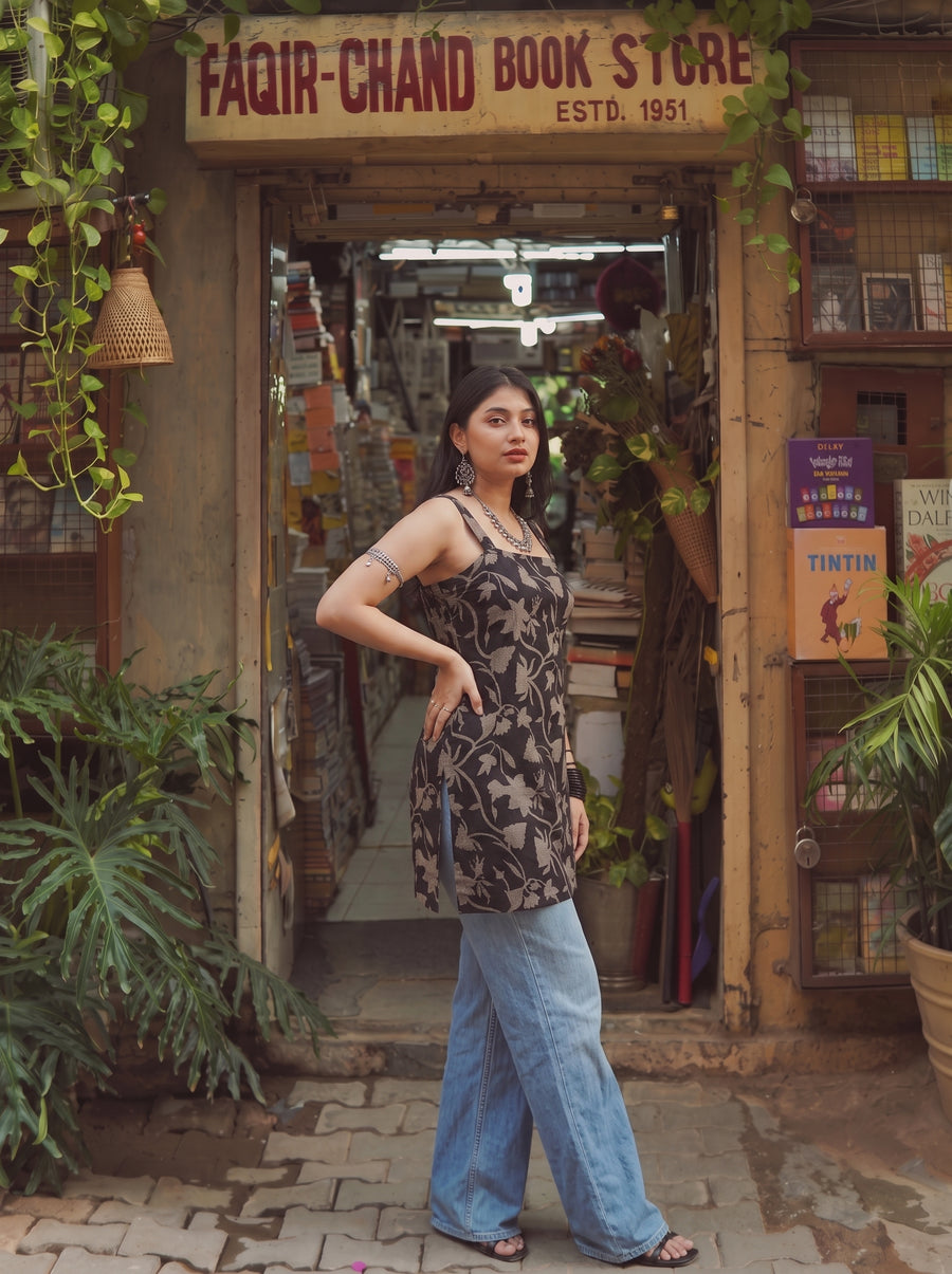 Gulnaar Black styled view 7 – The Suitable