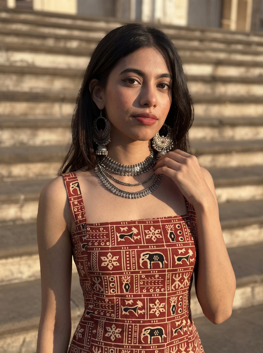 Gustaakh Maroon neckline detail – The Suitable
