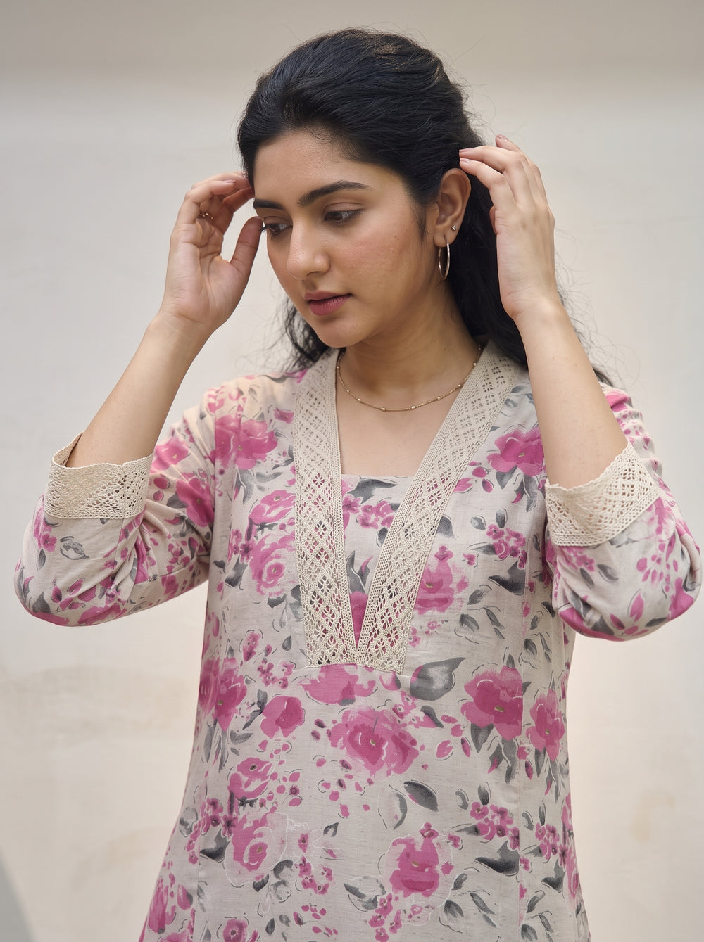 Inaaya Pink Kurta Set neckline detail – The Suitable