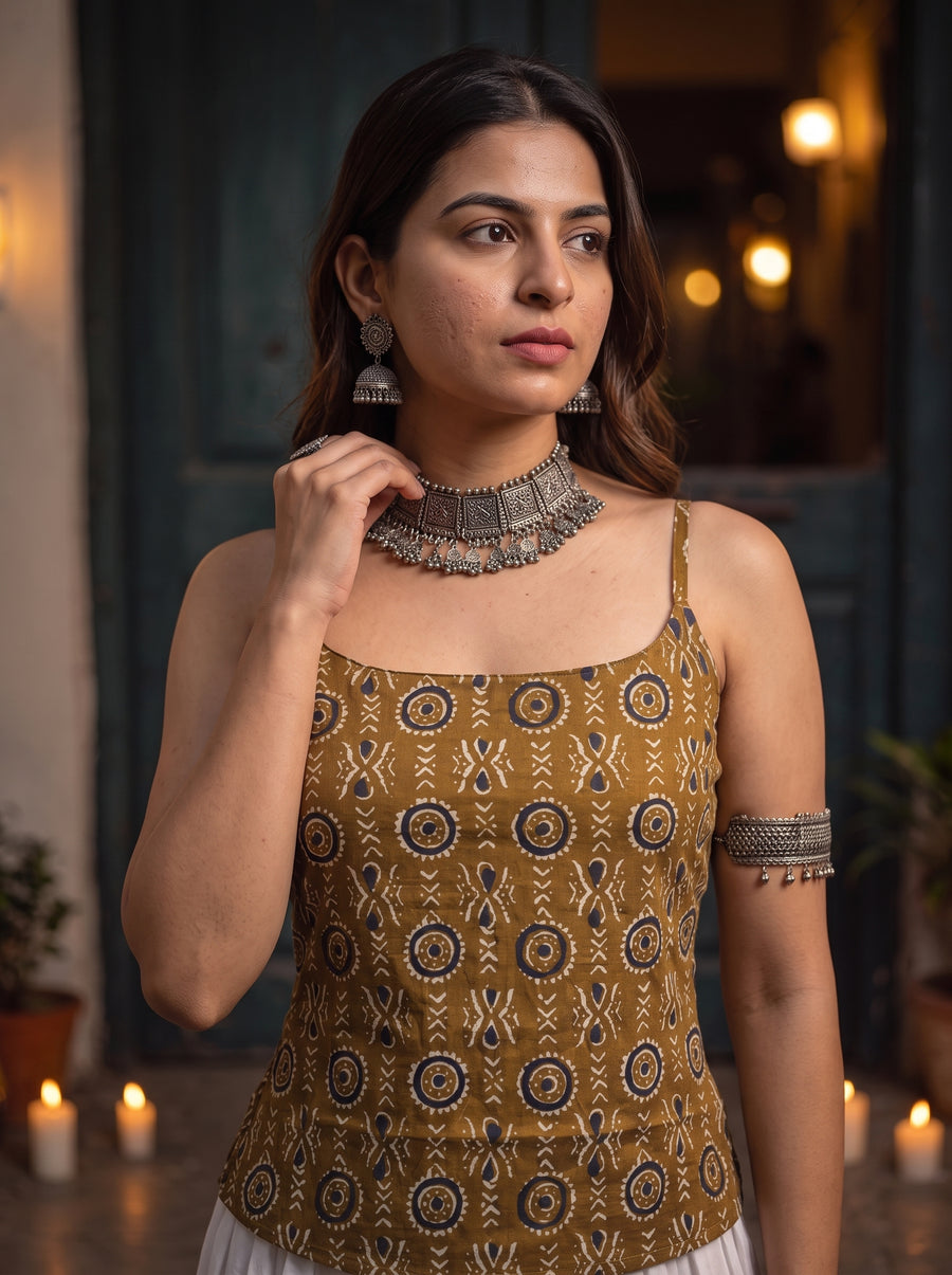 Jalwa Mustard neckline detail – The Suitable
