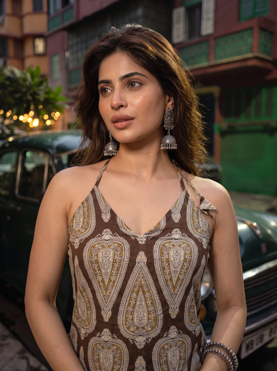 Kashish Brown neckline detail – The Suitable