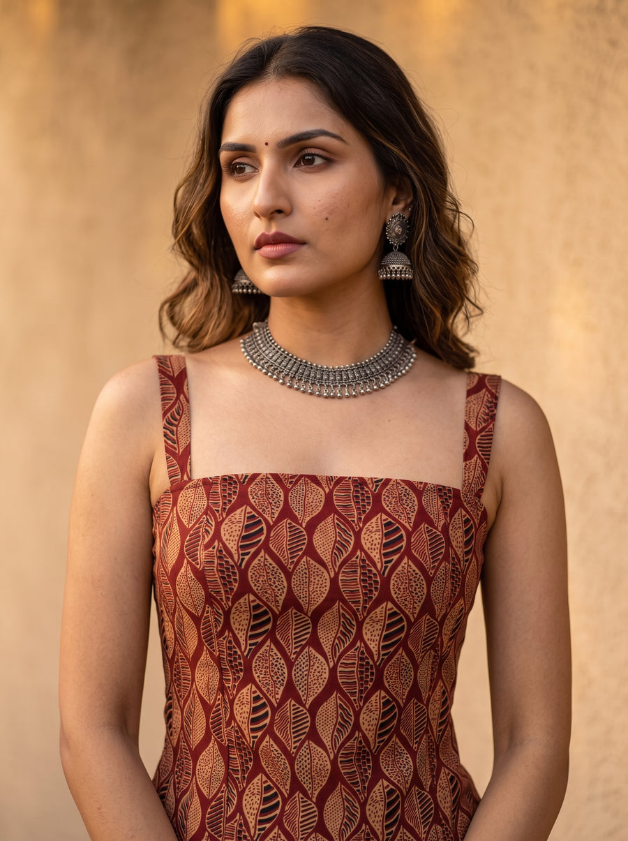 Shola Maroon neckline detail – The Suitable