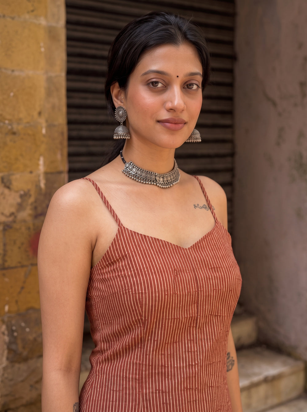 Bawri Dusty Red neckline detail – The Suitable