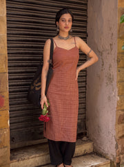 Bawri Dusty Red styled view 7 – The Suitable