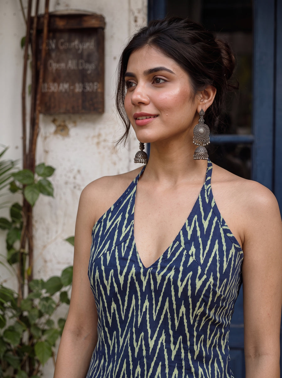 Bebaak Blue neckline detail – The Suitable