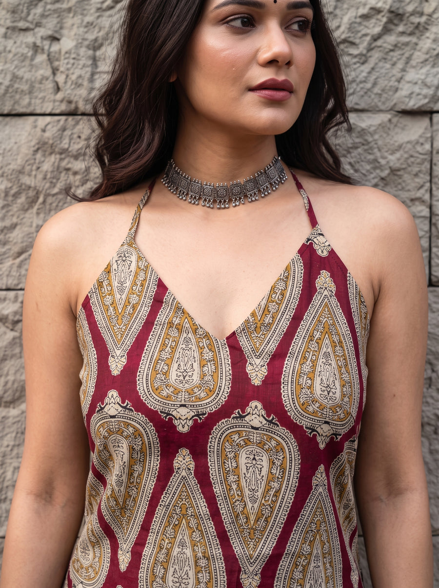 Kashish Red neckline detail – The Suitable